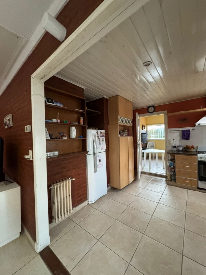CASA 3 AMBIENTES CON COCHERA - BARRIO JARDIN