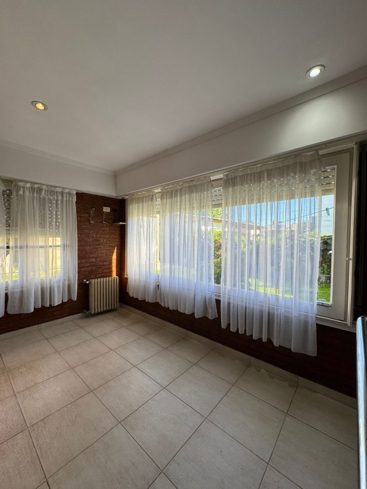 CASA 3 AMBIENTES CON COCHERA - BARRIO JARDIN