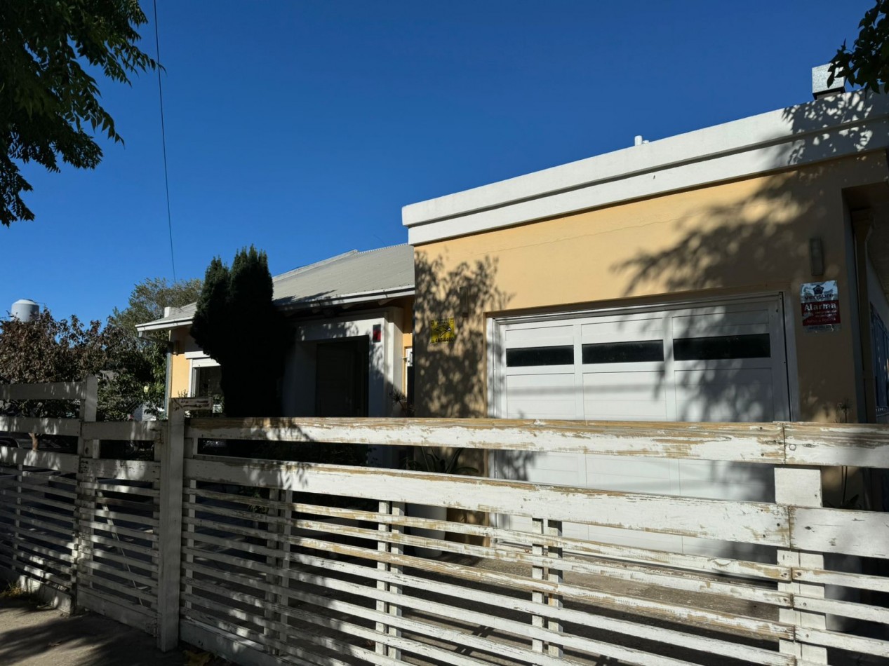 CASA 3 AMBIENTES CON COCHERA - BARRIO JARDIN