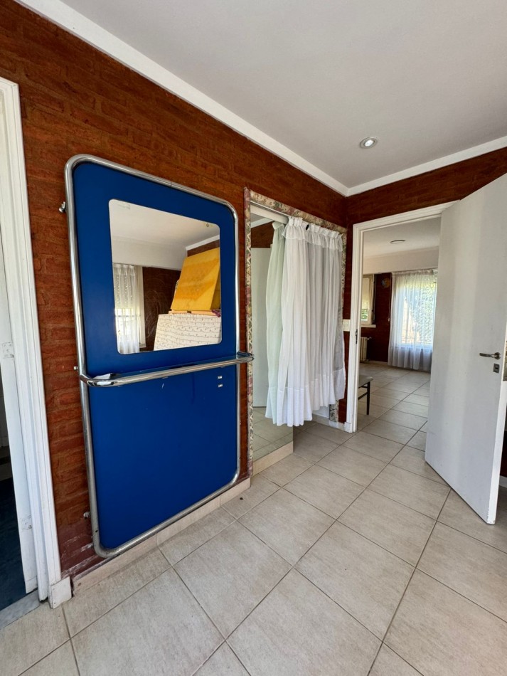 CASA 3 AMBIENTES CON COCHERA - BARRIO JARDIN