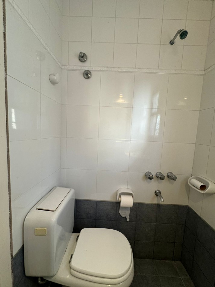 CASA 3 AMBIENTES CON COCHERA - BARRIO JARDIN