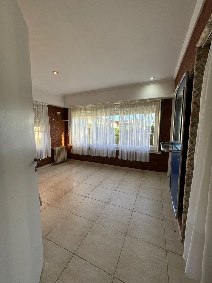 CASA 3 AMBIENTES CON COCHERA - BARRIO JARDIN