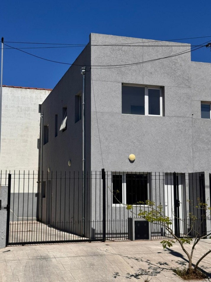 Duplex 3 ambientes con cochera desc. - Colinas de Peralta Ramos - Alquiler 24 meses