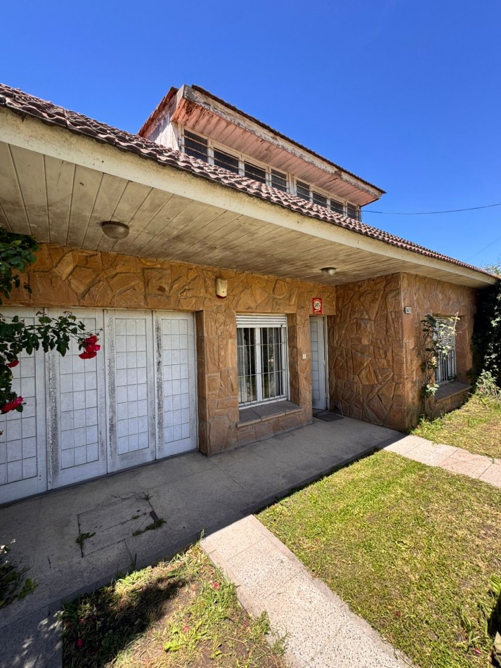 Chalet 3 ambientes con garage - Bosque Grande