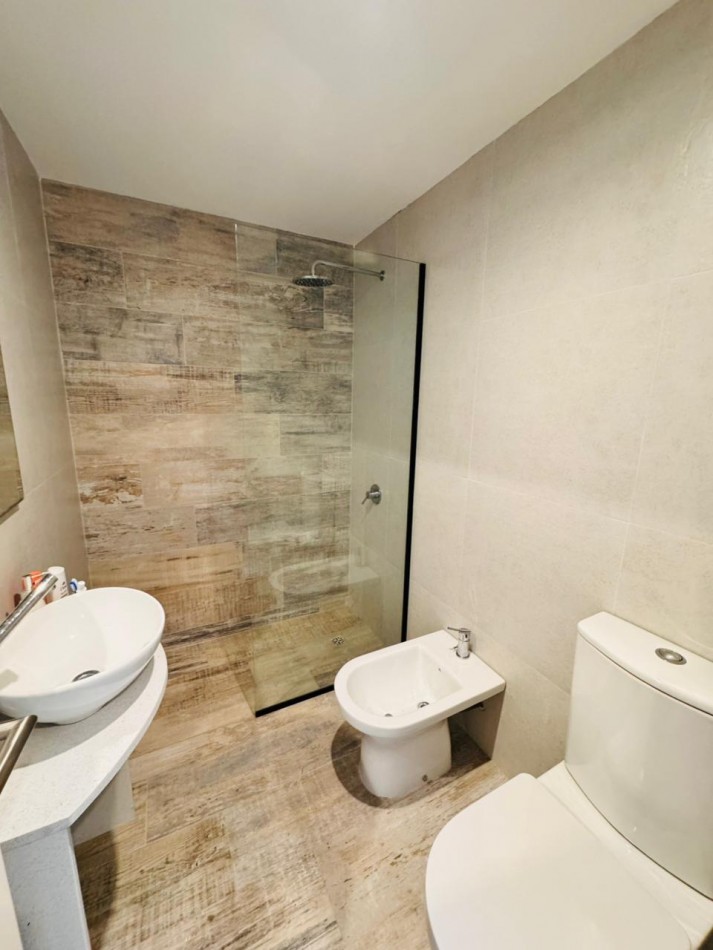 ALQUILER VERANO 2026 - SEMIPISO 2 AMBIENTES AL FRENTE CON COCHERA PARA AUTO - CENTRO