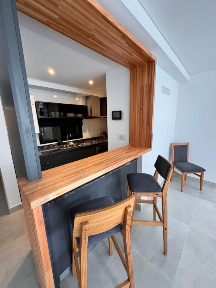 ALQUILER VERANO 2026 - SEMIPISO 2 AMBIENTES AL FRENTE CON COCHERA PARA AUTO - CENTRO