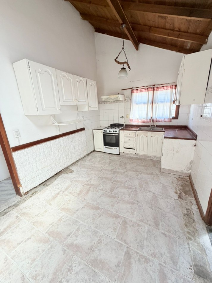 Casa de 4 ambientes con garage doble y patio - Barrio Villa Lourdes APTO CREDITO