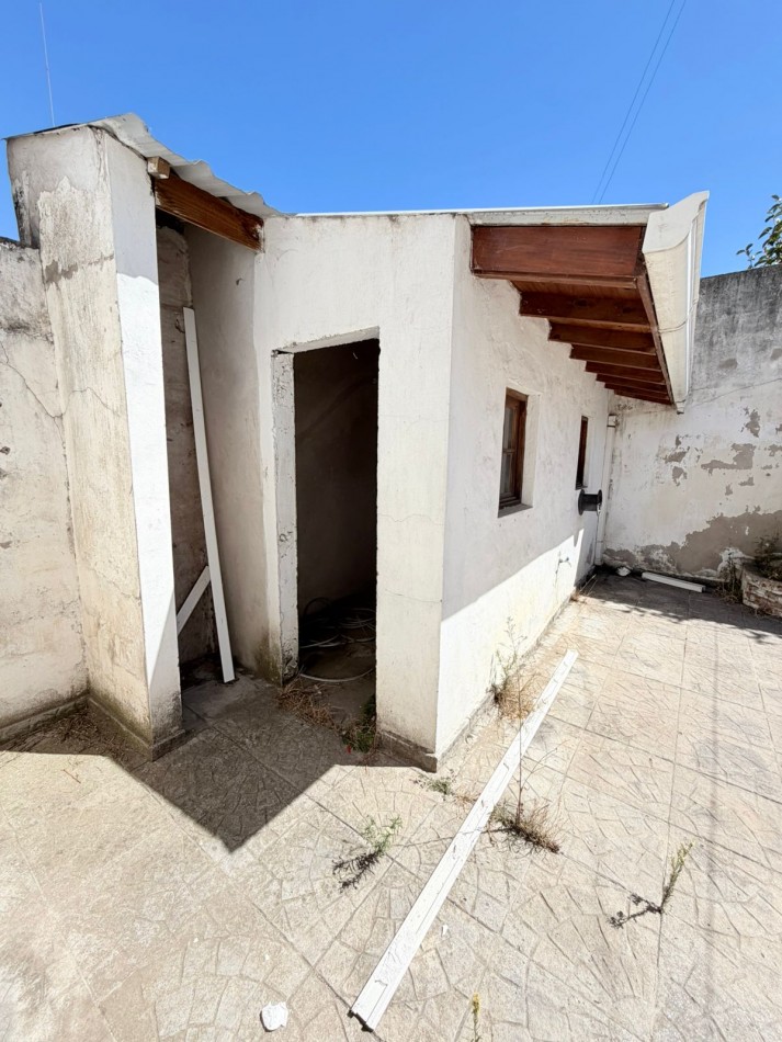 Casa de 4 ambientes con garage doble y patio - Barrio Villa Lourdes APTO CREDITO