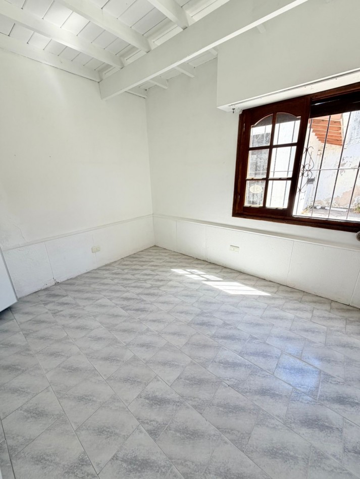 Casa de 4 ambientes con garage doble y patio - Barrio Villa Lourdes APTO CREDITO