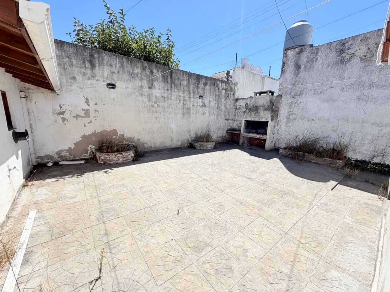 Casa de 4 ambientes con garage doble y patio - Barrio Villa Lourdes APTO CREDITO