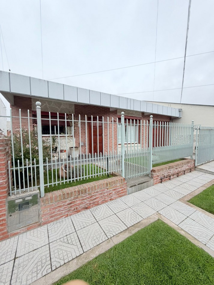 CHALET 3 AMBIENTES CON GARAGE, QUINCHO y amplio PATIO - Termas Huinco - APTO CREDITO