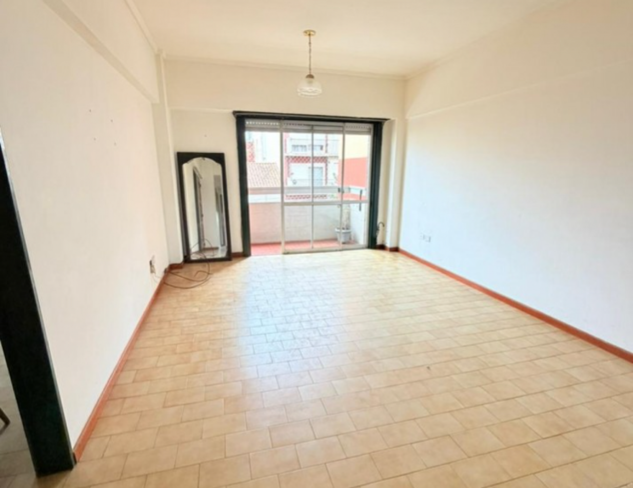 Departamento 3 amb. a la calle con balcon y cochera - Zona Materno Infantil