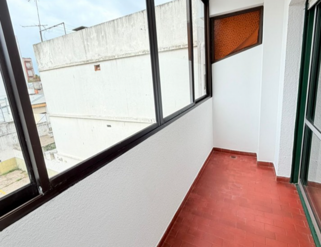 Departamento 3 amb. a la calle con balcon y cochera - Zona Materno Infantil