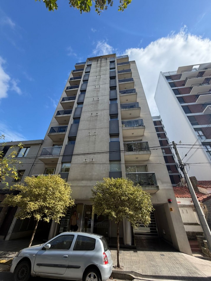 Departamento 3 ambientes con cochera - zona macrocentro.