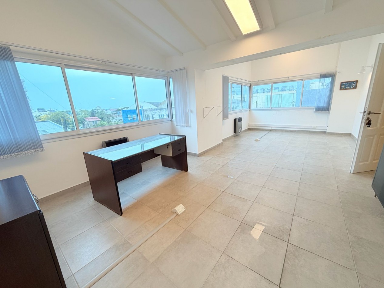 Amplio piso de oficina en zona puerto - Alquiler 24 meses