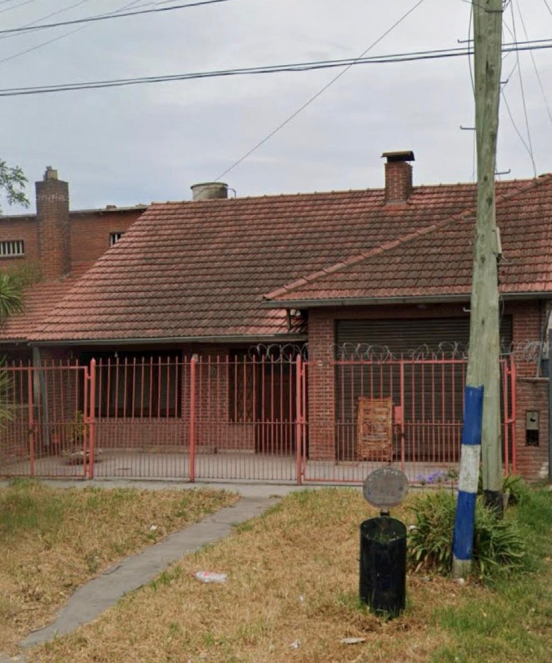 Casa 3 Ambientes con Local, Parque y Quincho sobre Av. Polonia