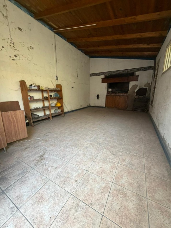 Casa 3 Ambientes con Local, Parque y Quincho sobre Av. Polonia