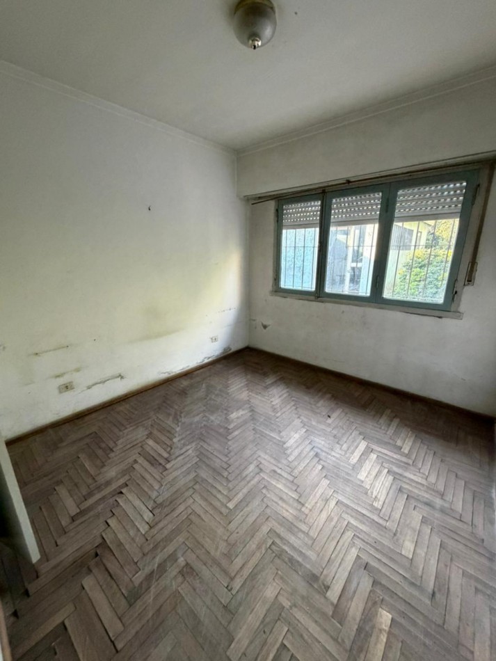 Casa 3 Ambientes con Local, Parque y Quincho sobre Av. Polonia