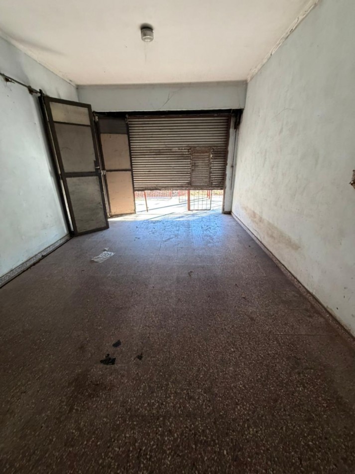 Casa 3 Ambientes con Local, Parque y Quincho sobre Av. Polonia