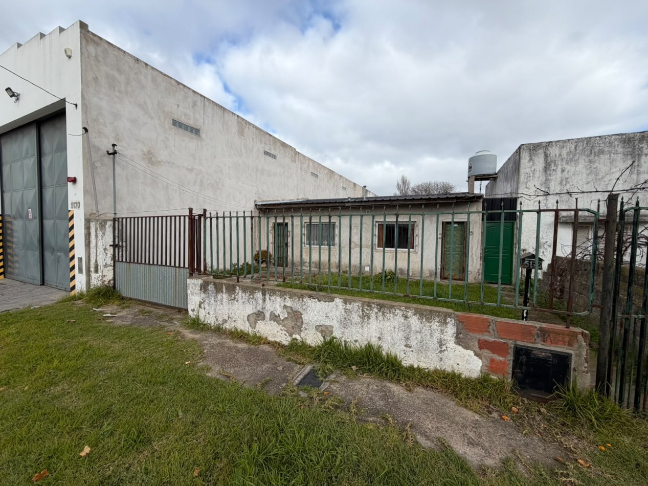 Inmueble en block con 4 unidades sobre amplio lote - Las Avenidas