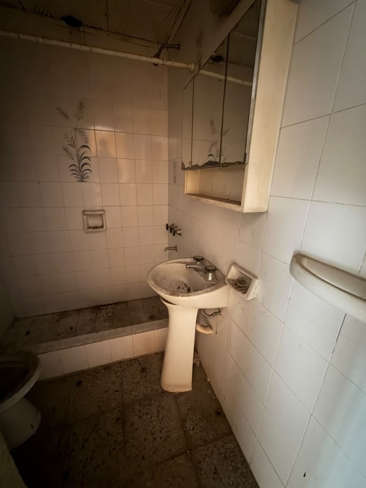 Inmueble en block con 4 unidades sobre amplio lote - Las Avenidas