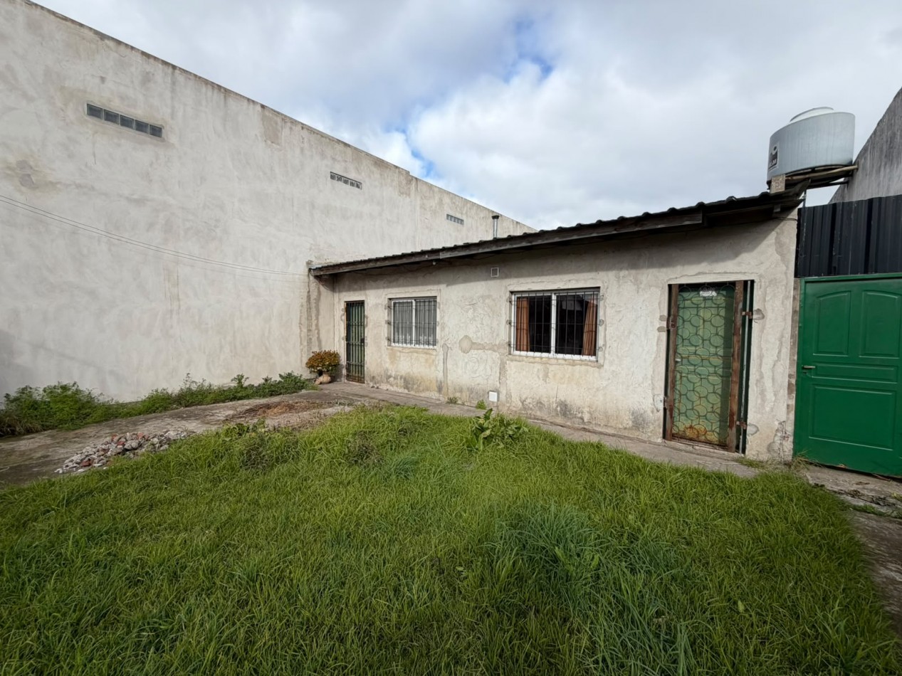 Inmueble en block con 4 unidades sobre amplio lote - Las Avenidas