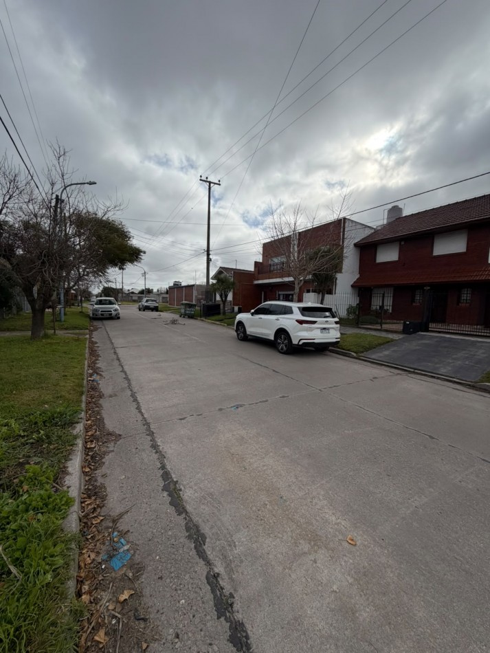 Inmueble en block con 4 unidades sobre amplio lote - Las Avenidas