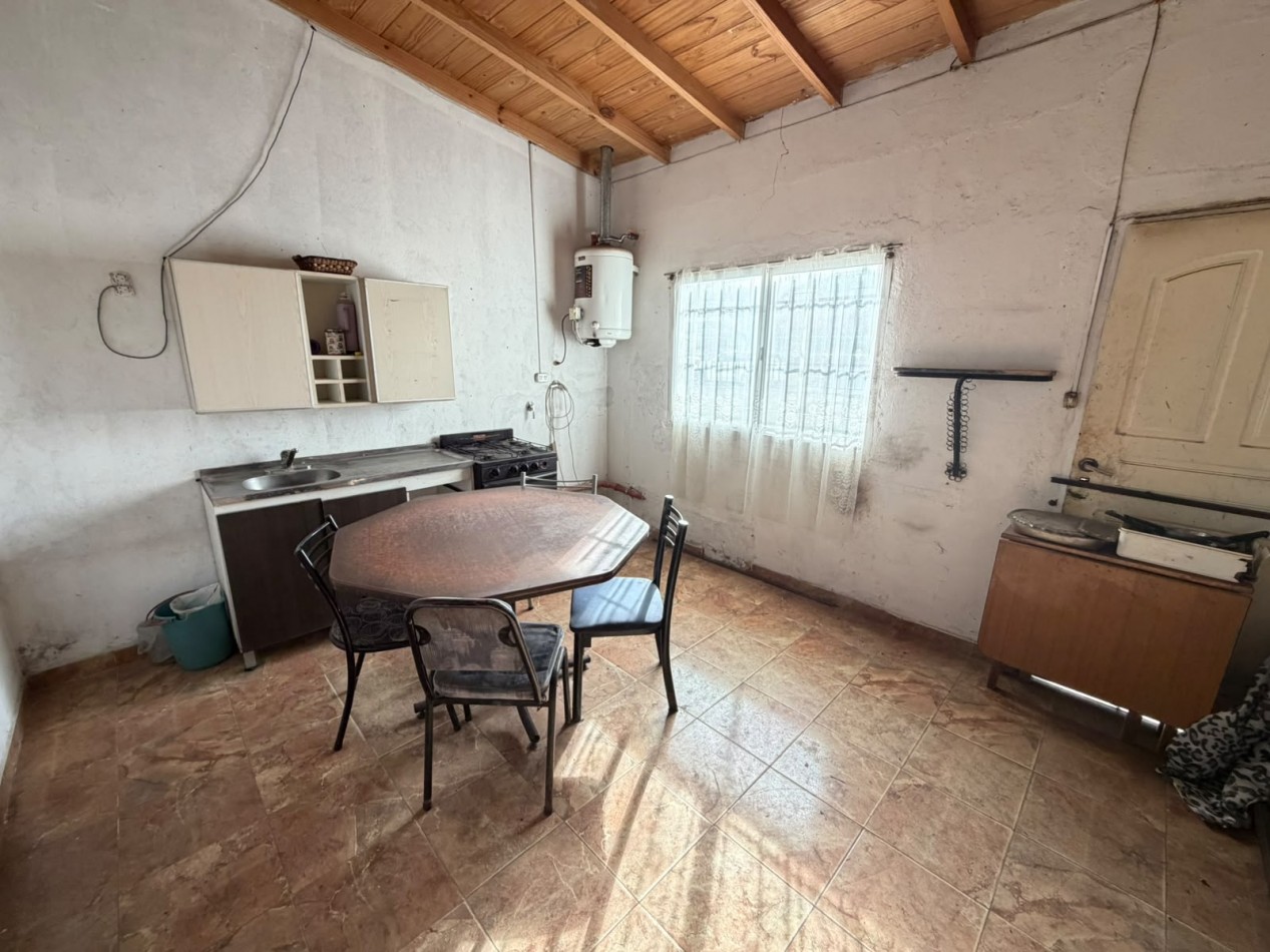 Inmueble en block con 4 unidades sobre amplio lote - Las Avenidas