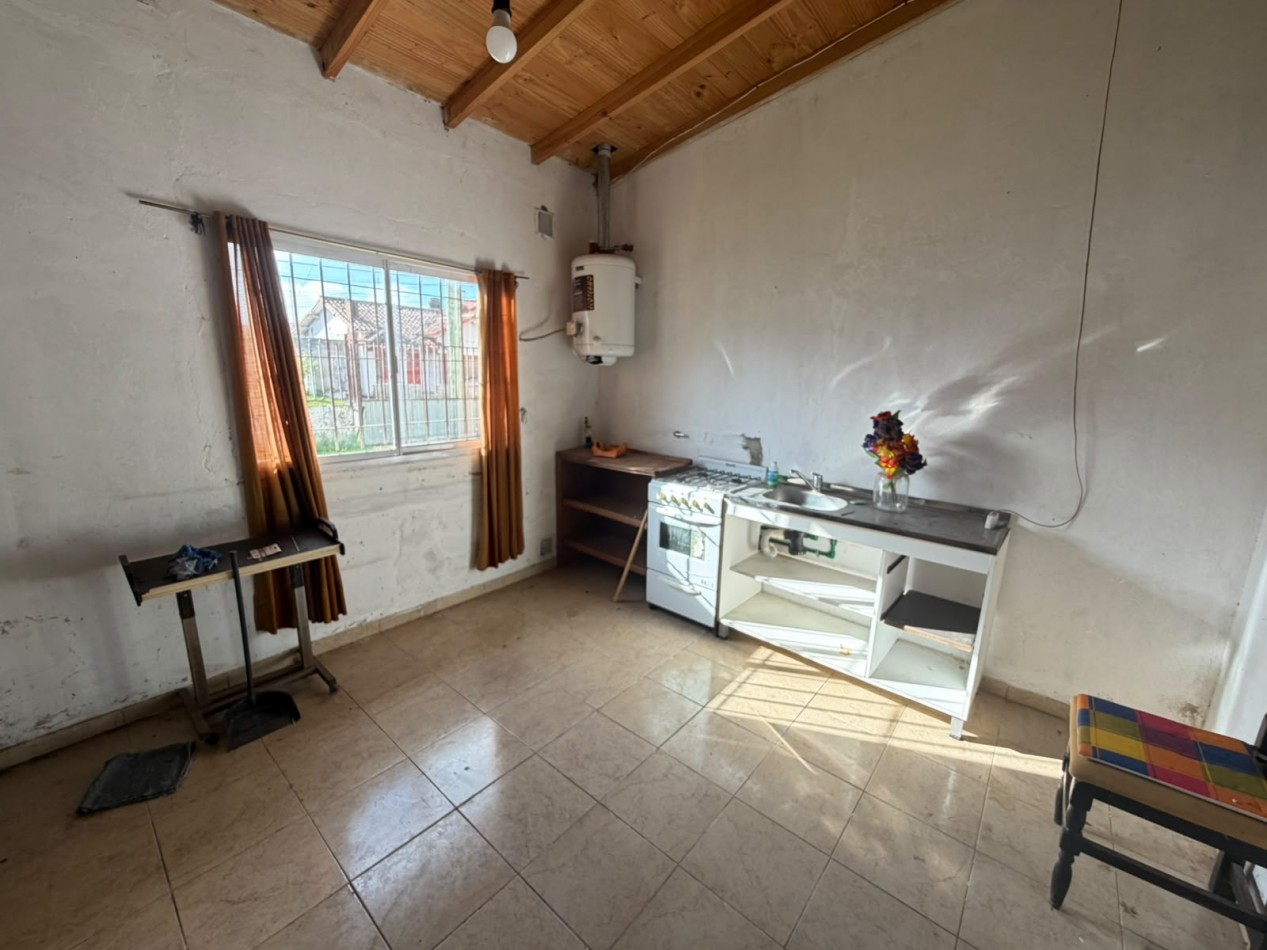 Inmueble en block con 4 unidades sobre amplio lote - Las Avenidas