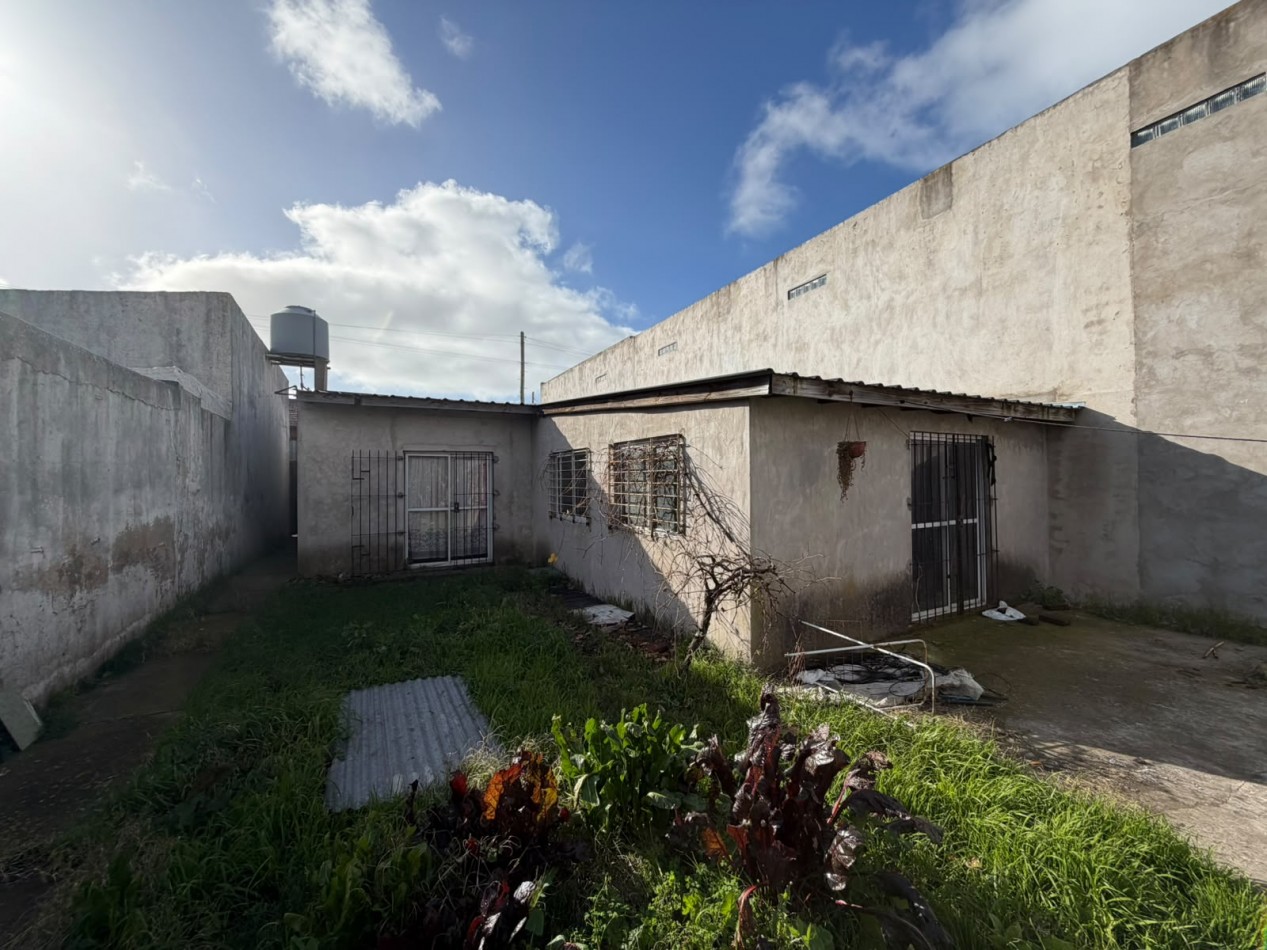 Inmueble en block con 4 unidades sobre amplio lote - Las Avenidas