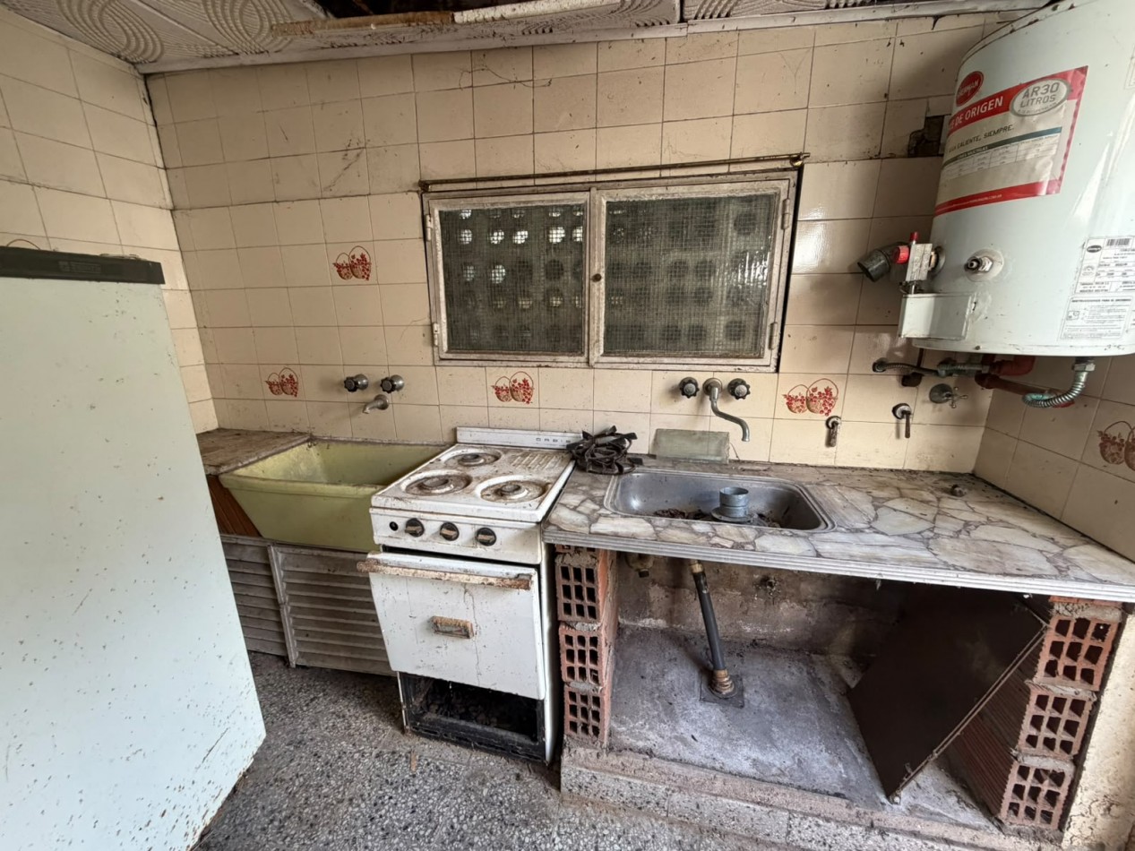 Inmueble en block con 4 unidades sobre amplio lote - Las Avenidas