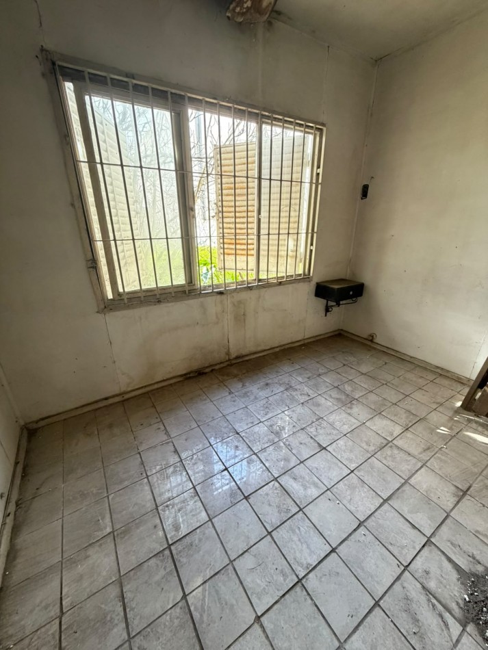 Inmueble en block con 4 unidades sobre amplio lote - Las Avenidas