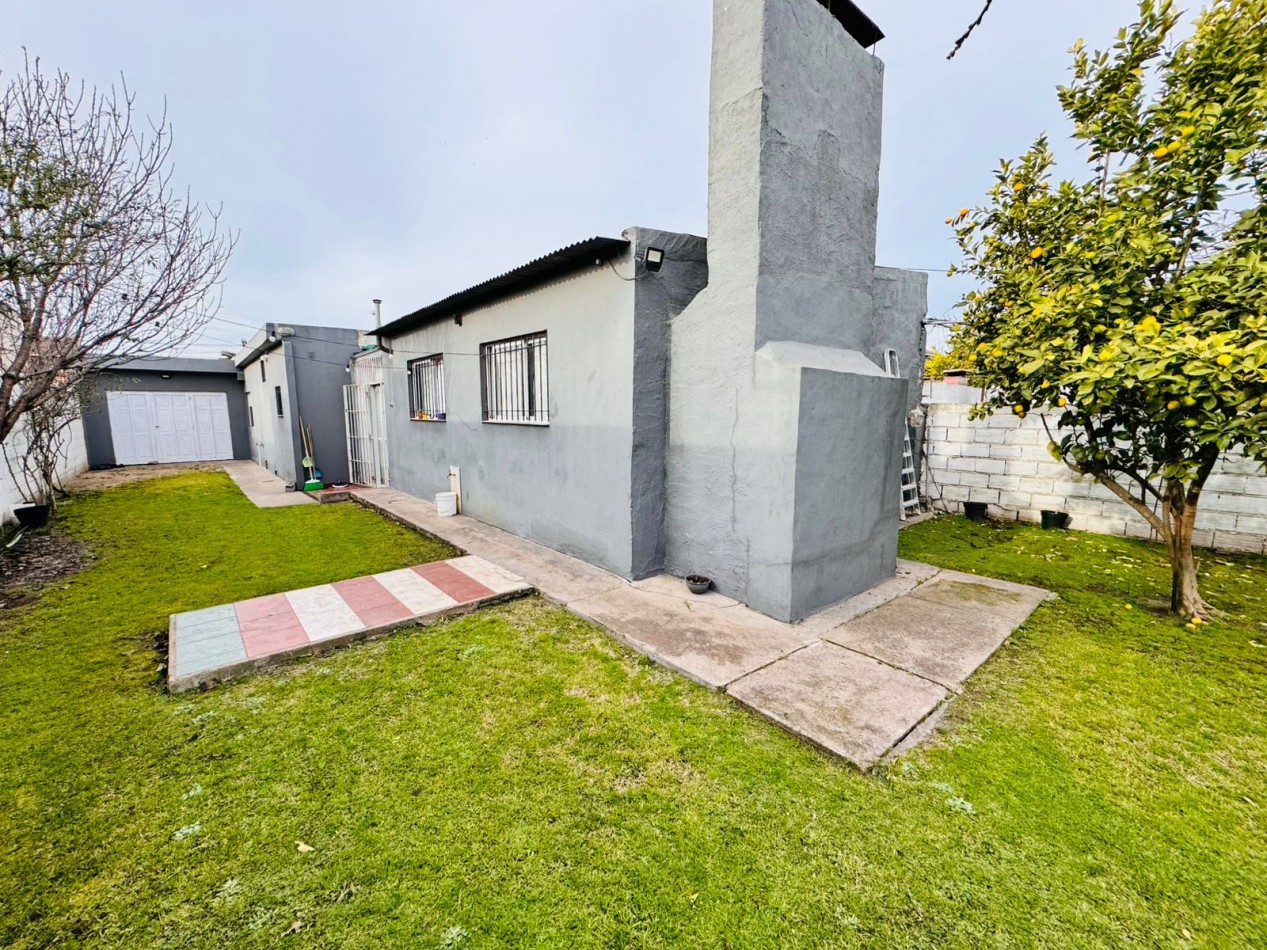 Casa 3 ambientes con garage, parque y gran quincho - Barrio El Gaucho - APTA CREDITO