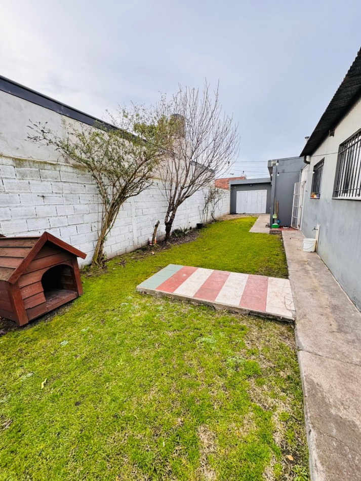 Casa 3 ambientes con garage, parque y gran quincho - Barrio El Gaucho - APTA CREDITO