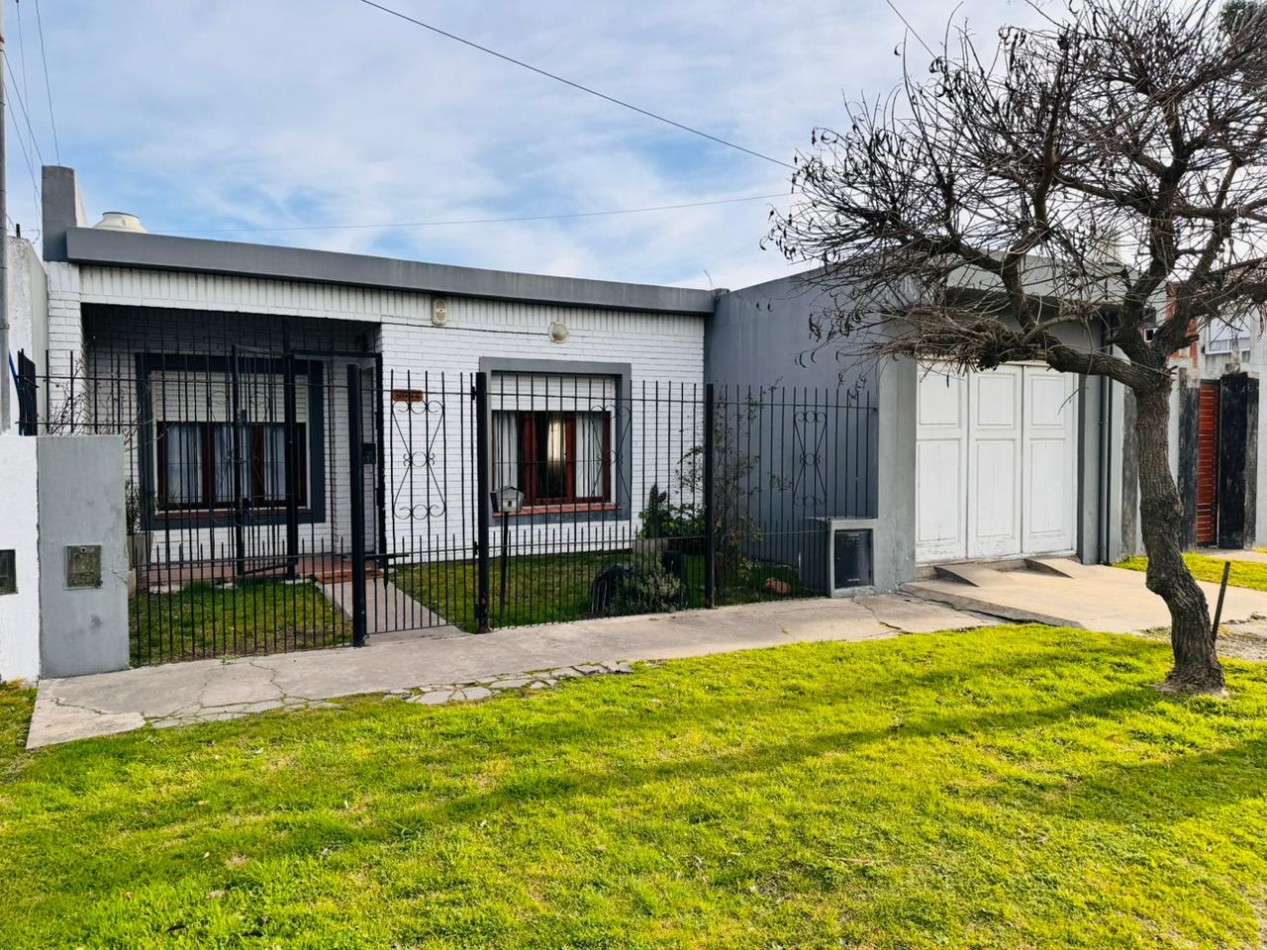 Casa 3 ambientes con garage, parque y gran quincho - Barrio El Gaucho - APTA CREDITO