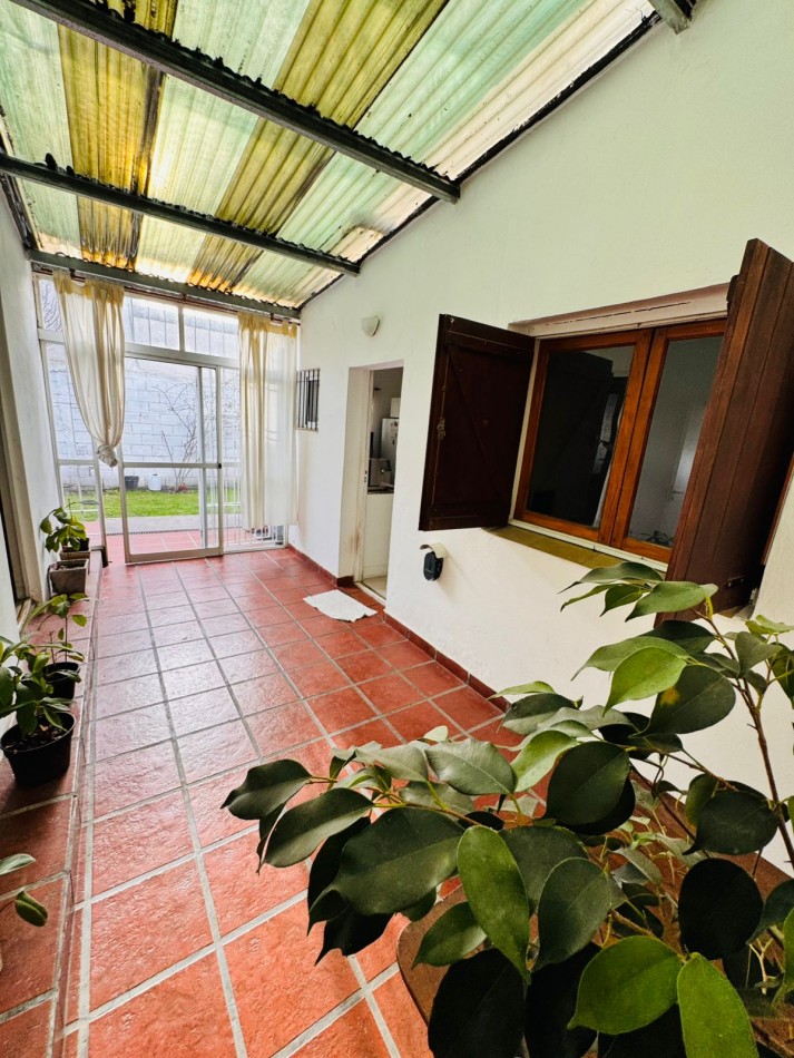 Casa 3 ambientes con garage, parque y gran quincho - Barrio El Gaucho - APTA CREDITO