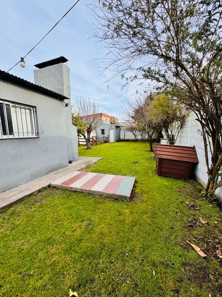 Casa 3 ambientes con garage, parque y gran quincho - Barrio El Gaucho - APTA CREDITO