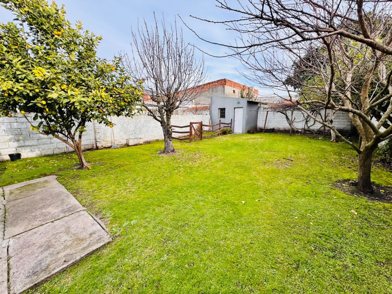 Casa 3 ambientes con garage, parque y gran quincho - Barrio El Gaucho - APTA CREDITO