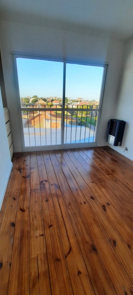 Dpto 3 ambientes a la calle con cocherra y balcon - Termas Huinco - Alquiler 24 meses - Mar del Plata. 