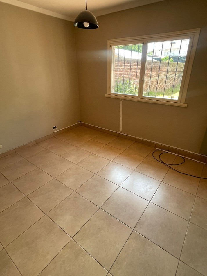 Casa de 3 ambientes con garage, gran parque- Villa Lourdes - Apta Credito 