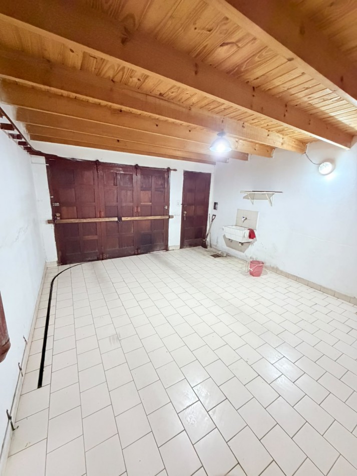 Casa de 3 ambientes con garage, gran parque- Villa Lourdes - Apta Credito 