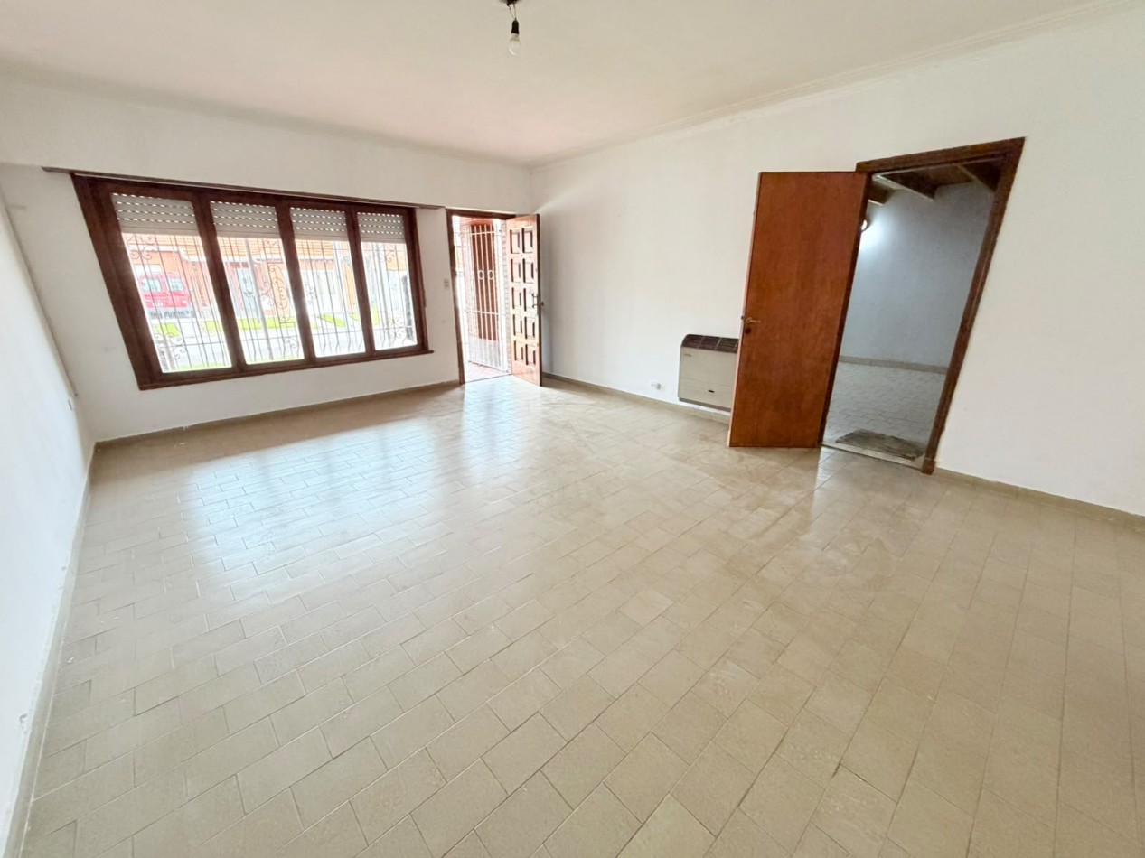 Casa de 3 ambientes con garage, gran parque- Villa Lourdes - Apta Credito 