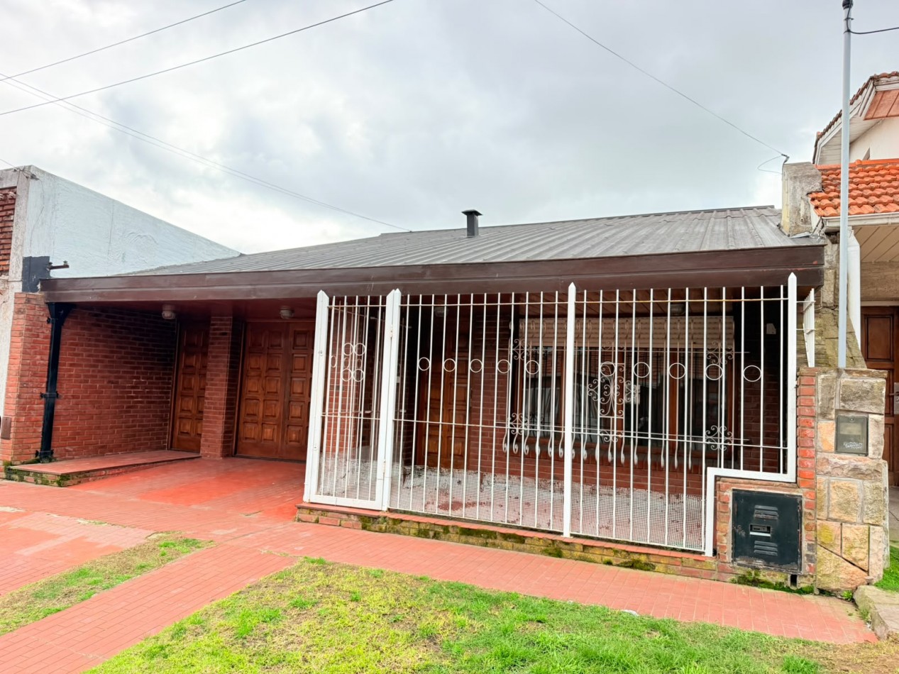 Casa de 3 ambientes con garage, gran parque- Villa Lourdes - Apta Credito 