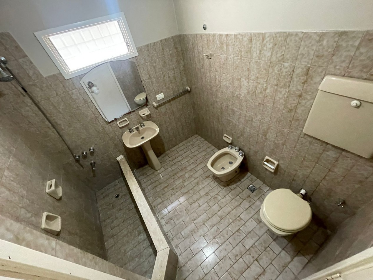 Casa de 3 ambientes con garage, gran parque- Villa Lourdes - Apta Credito 