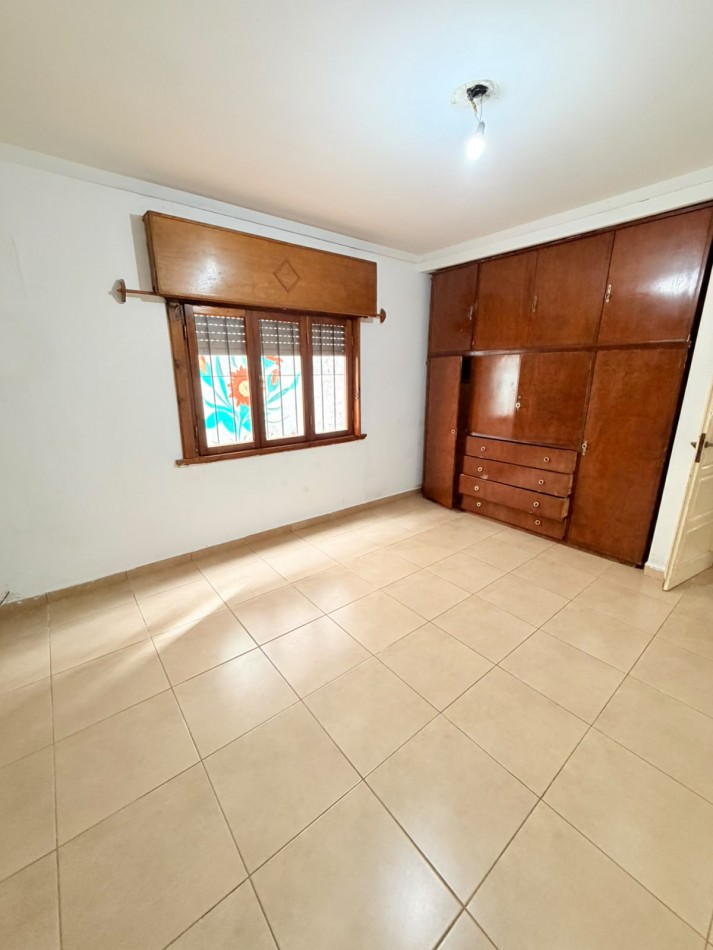Casa de 3 ambientes con garage, gran parque- Villa Lourdes - Apta Credito 