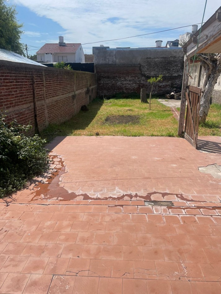 Casa de 3 ambientes con garage, gran parque- Villa Lourdes - Apta Credito 