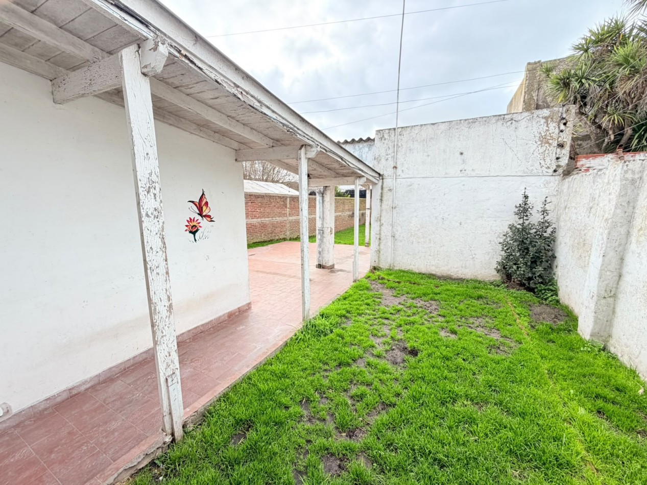 Casa de 3 ambientes con garage, gran parque- Villa Lourdes - Apta Credito 