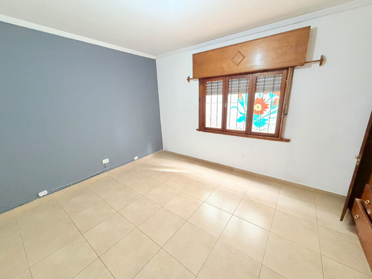 Casa de 3 ambientes con garage, gran parque- Villa Lourdes - Apta Credito 