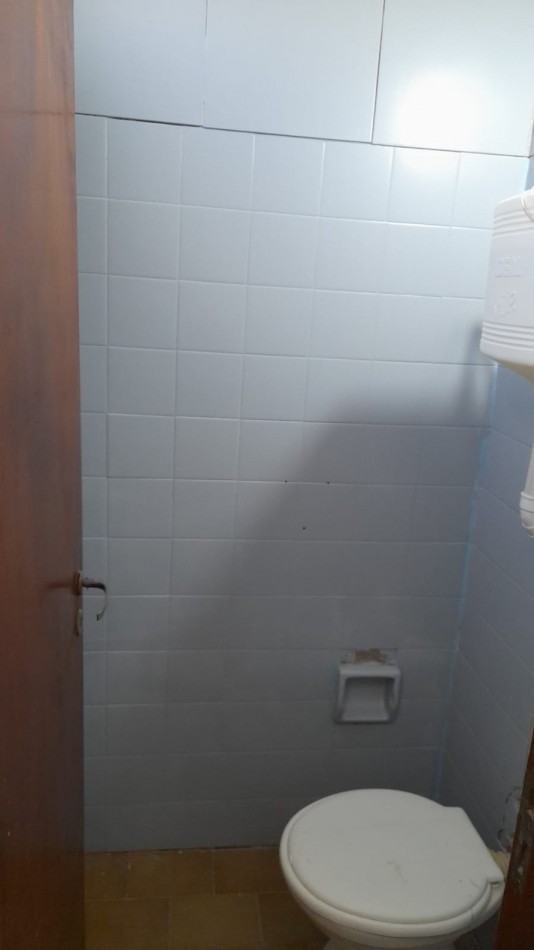 Inmueble en block sobre esquina con dos locales comerciales y vivienda - Las Avenidas