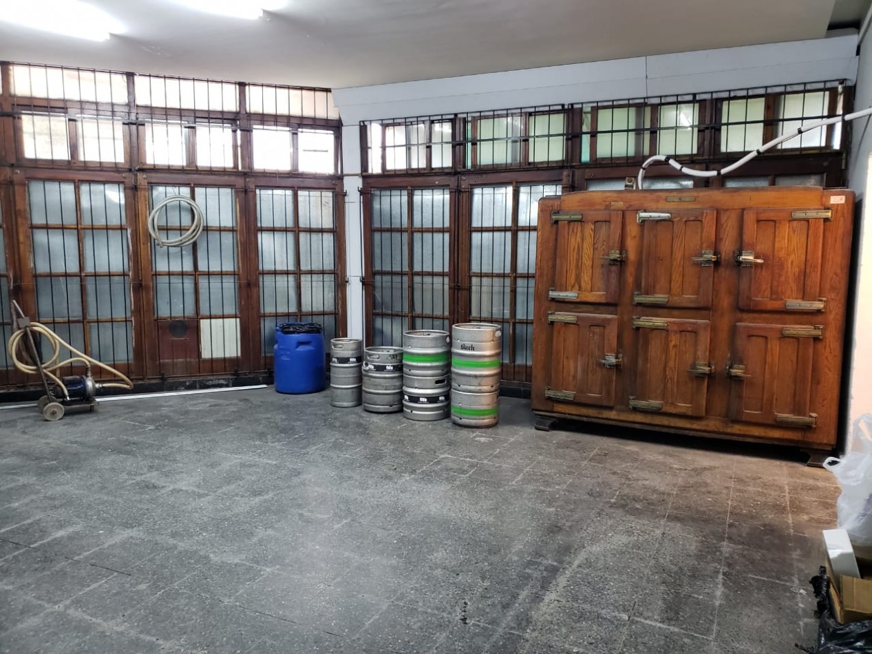 Inmueble en block sobre esquina con dos locales comerciales y vivienda - Las Avenidas